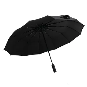 Grote zwarte versterkte opvouwbare paraplu voor zon en regen met winddicht frame.