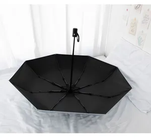 Automatischer faltbarer Regenschirm mit schwarzer UV-Beschichtung im Schlafzimmer