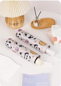 Vista dettagliata dell'ombrello pieghevole panda, protezione solare e pioggia portatile.