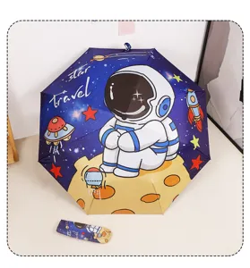 Vista dettagliata della stampa a tema astronauta sull'ombrello per bambini