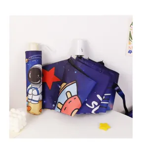 Dettaglio dell'ombrello automatico per bambini a tema spaziale con stampa di astronauta