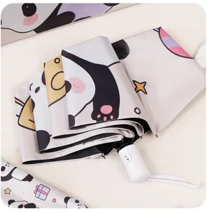 Primo piano dell'ombrello pieghevole carino con motivo panda e manico bianco pratico.