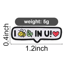 Detail van 'I bee-leaf in you' emaille speld met afmetingen in inch en 5g gewicht