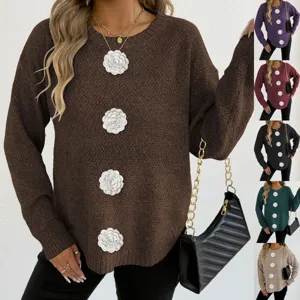 Detalle de cerca de jersey de punto para mujer con aplicaciones florales de ganchillo 3D.