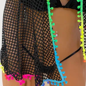 Grosse Groessen schwarzes Netz Strand Bikini Cover-Up mit bunten Pom-Pom Quasten fuer Sommer.