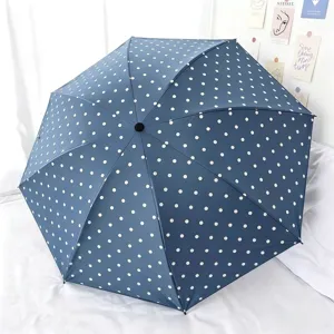 Ombrello pieghevole manuale blu navy classico con un elegante design a pois bianchi