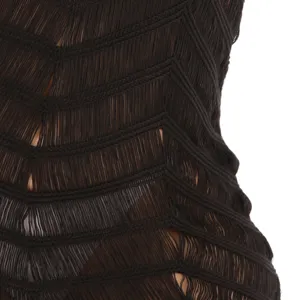 Nahaufnahme der feinen Textur des schwarzen Fransenkleides mit Zickzackmusterung.