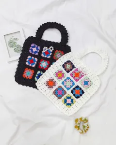 Sac à main artisanal au crochet fleuri, cabas tricoté ethnique avec perles, vue détaillée.