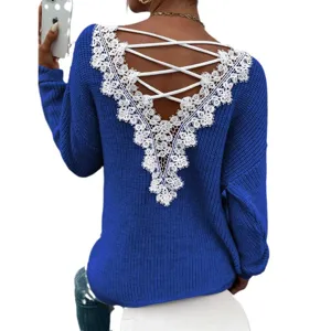 Blauer Strickpullover mit weißer Spitzenborte, elegantem rückenfreiem Design und langen Ärmeln.