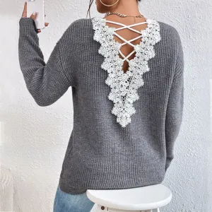 Detailansicht des grauen Strickpullovers mit edler Rücken-Spitze und Kreuzgurt-Design.