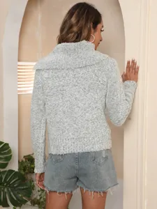 Gedetailleerd uitzicht op de gezellige grijze trui met onregelmatige lapel en lange mouwen.