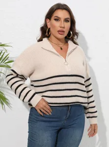 Detailaufnahme eines Damen Strickpullovers mit halbem Reißverschluss und Streifenmuster.