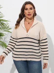 Nahaufnahme Detail von Plus Size gestreifter Strickpullover mit Reißverschluss Kragen