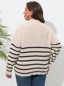 Detailansicht des gestreiften Damen Pullovers mit hohem Kragen und bequemer Passform.