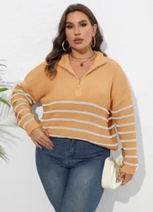 Plus-Size-Pullover mit halbem Reißverschluss, gestreiftem Strick und gemütlicher Textur.