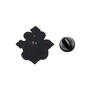 Vue arrière détaillée d'un pin's en émail noir avec son fermoir en caoutchouc noir