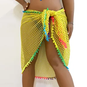 Gelbes Plus Size Strand-Cover-Up-Sarong aus Netzstoff mit bunten Pompons Detailansicht.