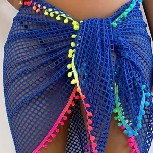 Große Größen Strand Häkel Sarong Wickelrock mit bunten Bommeln für den Sommerurlaub.