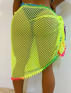 Neongrüner Strand Bikini Überzieher Rock mit bunten Bommel Quasten, Wickeldesign Detail.