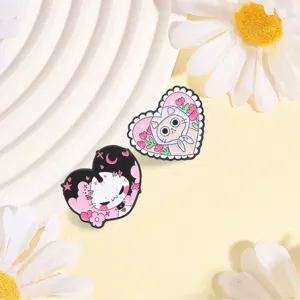 Détail de pins en émail en forme de cœur avec motifs de chat, de tulipe et célestes