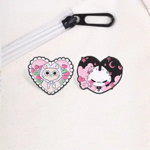 Détail d'épinglettes en émail chat en forme de cœur avec tulipes et ciel étoilé rose