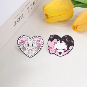 Broches émaillées mignonnes en forme de cœur avec tulipe rose et décor lune étoilée