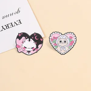 Broches émaillées chat en forme de cœur avec tulipes roses et un décor de lune