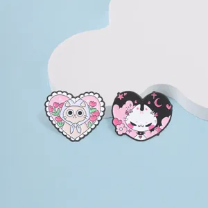 Deux pins chat en émail en forme de cœur style rose et noir pour vêtements