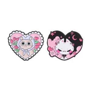 Deux jolies broches chat en émail en forme de cœur avec tulipes et ciel étoilé.