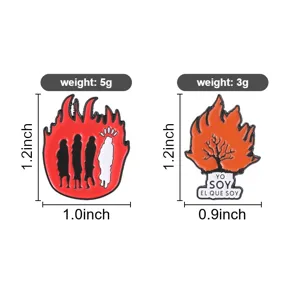 Vue détaillée des épingles en émail en forme de flamme avec dimensions et poids
