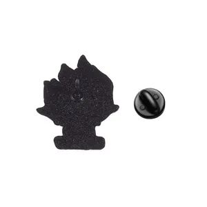 Vue détaillée de l'arrière d'un pin's en silhouette de métal noir avec un fermoir en caoutchouc.