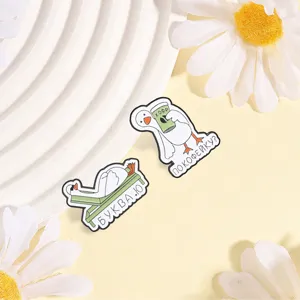 Vue détaillée des broches en émail oie russe drôles avec des fleurs de marguerite déco
