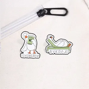Gros plan détaillé de pin's amusants en émail d'oie russe sur un sac en toile blanc chic