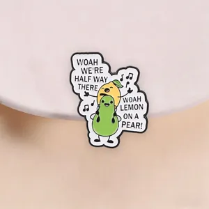 Grappige Citroen Op Een Peer Metalen Brooch Cartoon Fruit Zingen Emaille Badge Parodie Songtekst Reversspeld Tas Accessoires