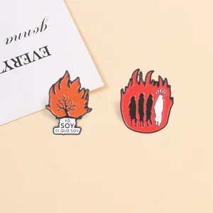 Ensemble de pin's vintage en émail avec arbre en feu et silhouettes de personnages