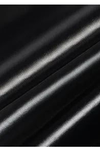 Macroweergave van zwarte lijmcoating met hoge dichtheid op paraplustoftextuur.
