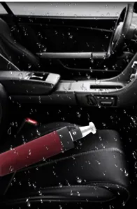 Detailansicht des automatischen Regenschirms mit rotem Bezug und robuster Struktur im Auto.