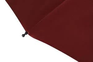 Nahaufnahme der Detailtextur des burgunderroten Faltschirms mit feinen Nähten und Spitze.