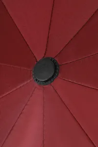 Roter Regenschirm Stoffdetail, zentrale Kappe und Rippenstruktur Nahaufnahme, Material.
