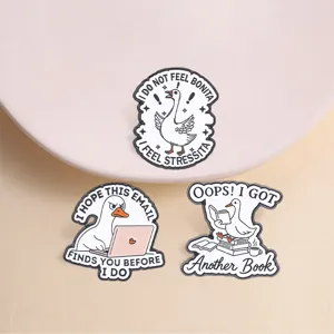 Pin's en Émail Oie Blanche Humour de Bureau Oie Lisant Ordinateur Portable Animal Broche pour Sac à Dos Veste Bijoux