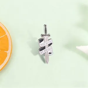 Gedetailleerd macrozicht van vintage zwaard emaille pin met gegraveerd lint-detail