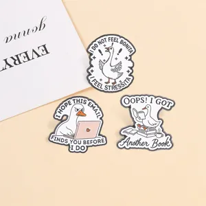 Lot de trois pin's en émail oie rigolote avec des slogans d'humour pour le bureau