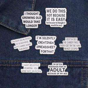 Vista detallada de pines de esmalte con frases divertidas en chaqueta vaquera con texto