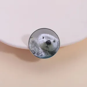 Broche en Métal Animal Loutre Blanche Mignonne Alliage de Zinc Peint Rond Carré Géométrie Épinglette Badge pour Vêtements Sacs Bijoux