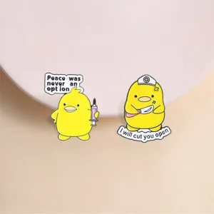 Divertido Broche de Esmalte de Pato Amarillo con Humor Médico Aleación de Zinc Dibujos Animados Enfermera Cirugía Jeringa Pin de Solapa para Estudiantes de Medicina Decoración Bolso