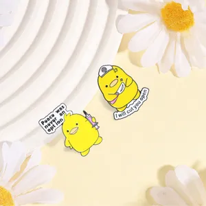 Set de divertidos pines de esmalte de pato amarillo médico con temas de enfermería.
