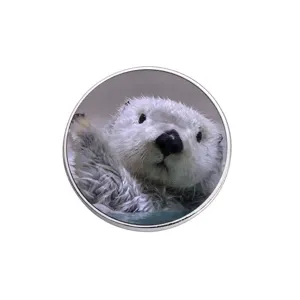 Mignonne broche ronde en métal loutre de mer blanche pour vêtements et accessoires