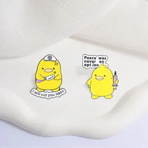 Primer plano de pines de esmalte de pato enfermero con frases humorísticas de medicina.