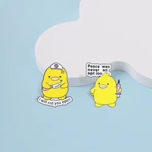 Primer plano de pines de esmalte de pato con eslóganes humorísticos en inglés.