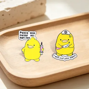 Juego de pines esmaltados de pato amarillo médico divertido para decorar mochilas de regalo